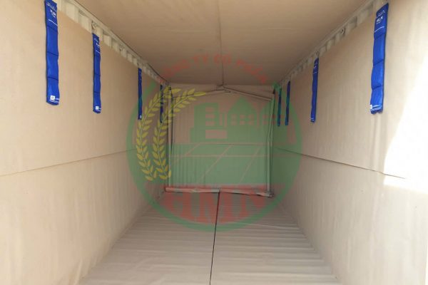 Thùng container thường được lót một lớp chống ẩm để ngăn chặn sự xâm nhập của hơi nước, giúp bảo quản chất lượng lúa gạo trong suốt quá trình vận chuyển